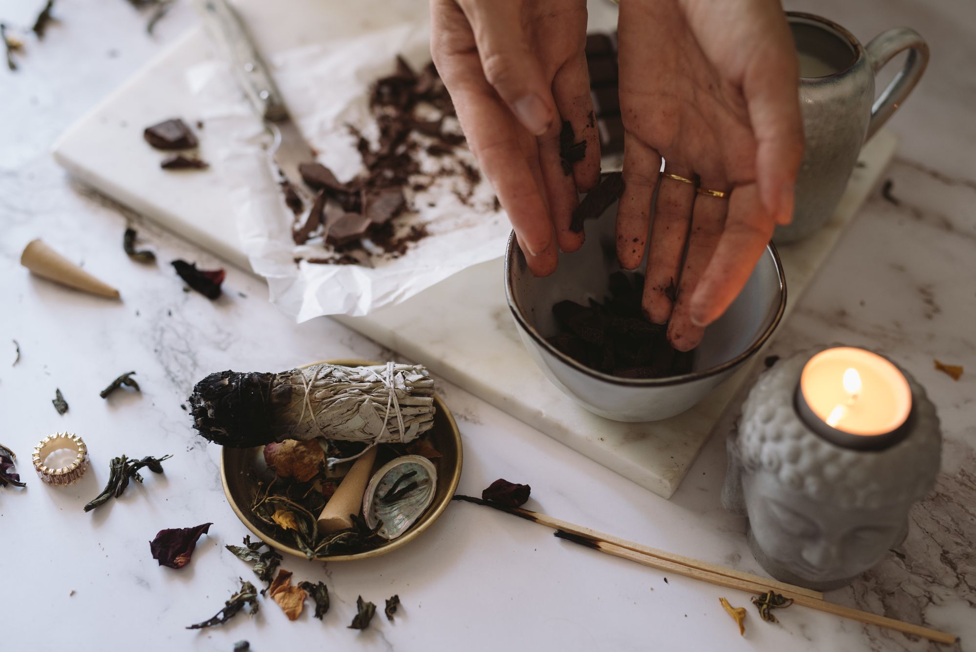 Hoe voer ik een cacao ceremonie thuis uit?